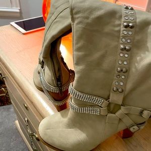 New creamy white dressy unworn boots- excellent condition